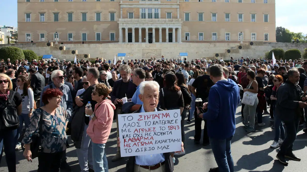 Protestas frente al parlamento griego contra la reforma laboral.