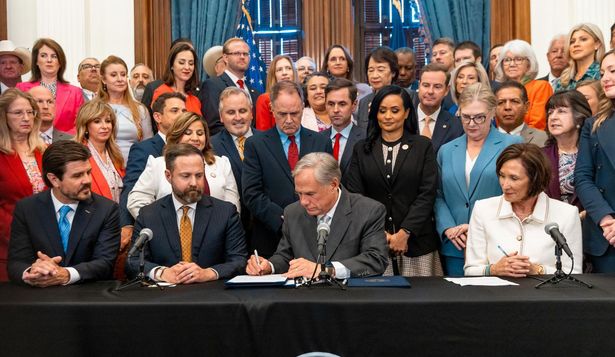 El 26 de agosto tuvo lugar una ceremonia de firma del gobernador Greg Abbott.