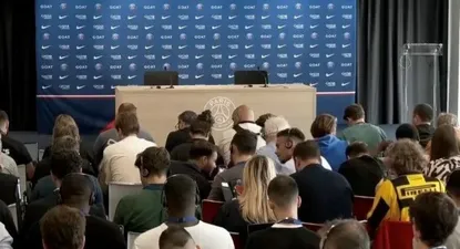 Una camiseta de Peñarol apareció entre los periodistas que acudieron a la presentación de Luis Enrique como técnico de Paria Saint-Germain