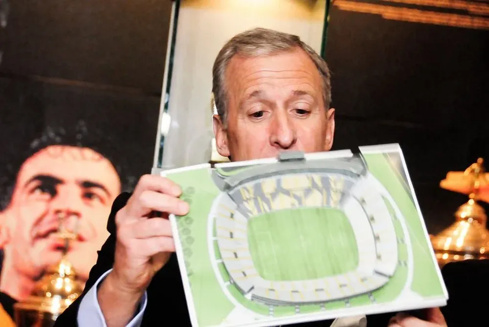 Damiani jugó un rato con la maqueta del estadio