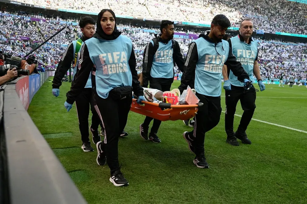 Yasser Al-Shahrani es retirado del campo de juego tras lesionarse en el partido entre Arabia y Argentina