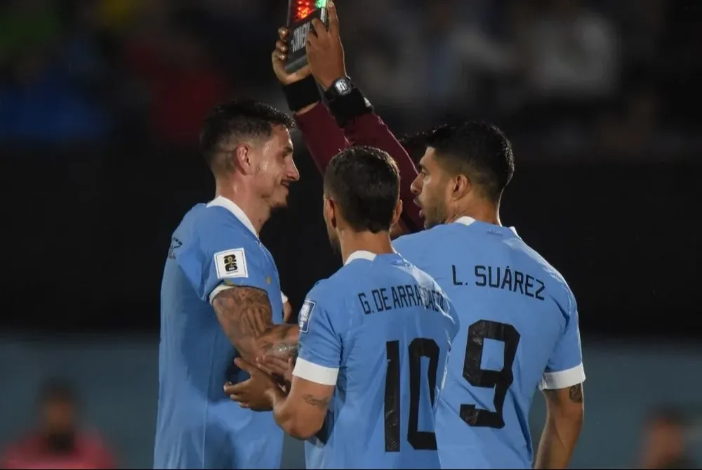 El momento de la entrega de la cinta