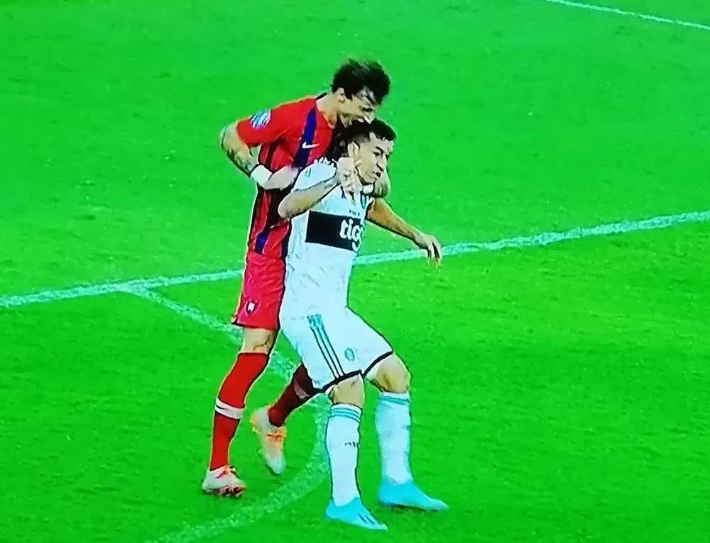 La mordida de Fernando Amorebieta a Néstor Camacho