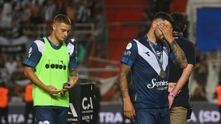Video: futbolistas uruguayos en medio de los incidentes con los hinchas de Vélez tras perder una final