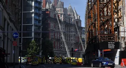 Bomberos combaten el fuego en el Hotel Mandarin Oriental de Londres.