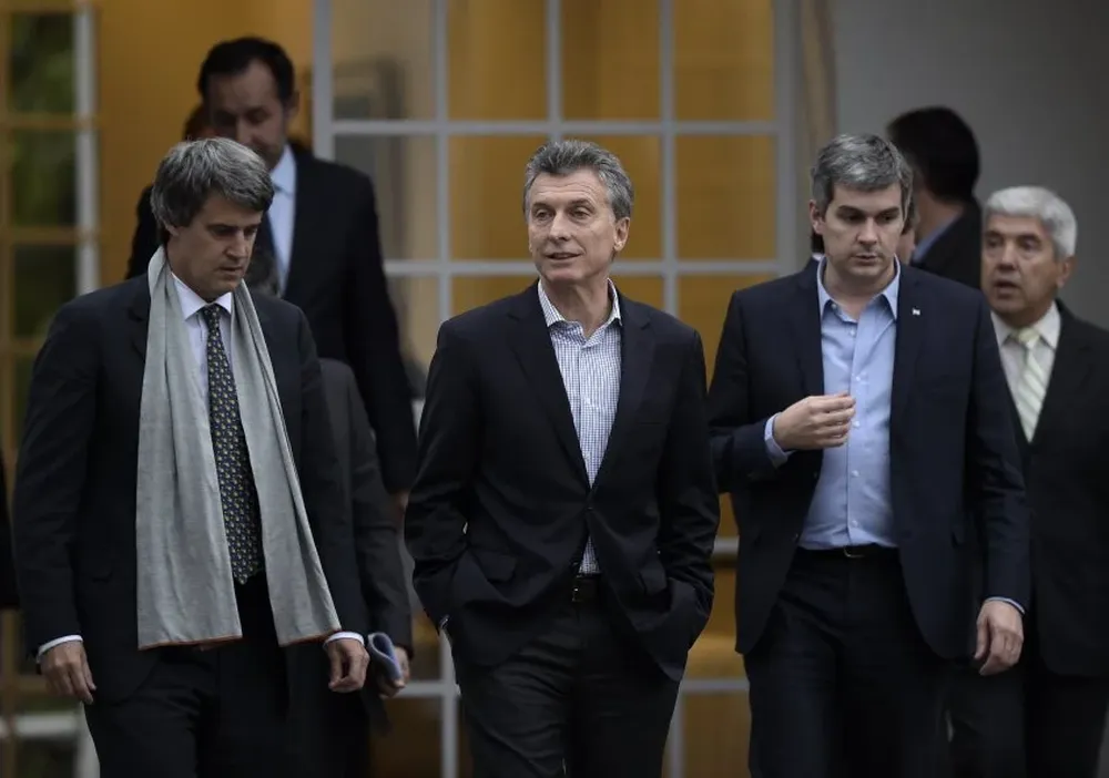 En los cuatro primeros meses de gobierno, Macri recibió críticas y elogios en Argentina