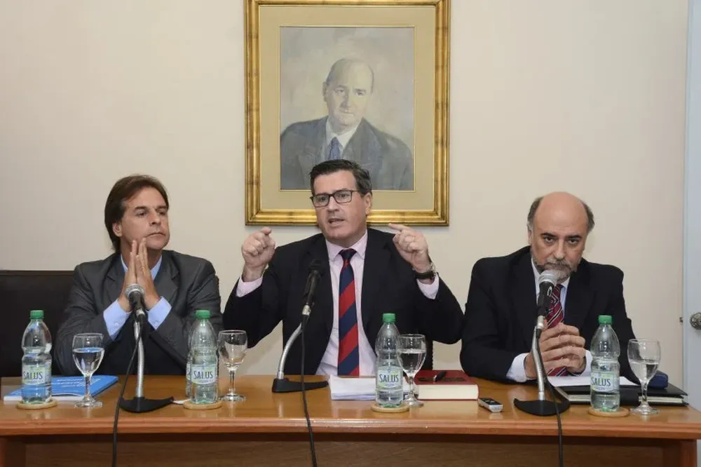 Luis Lacalle Pou, Pedro Bordaberry y Pablo Mieres en el Colegio de Abogados del Uruguay