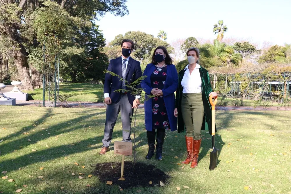 Faye OConnor, embajadora británica, junto a Luis Lacalle Pou y Lorena Ponce de León