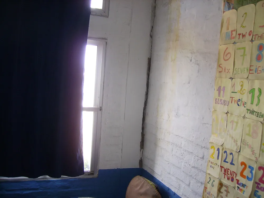 Manchas de humedad en los salones de clase.