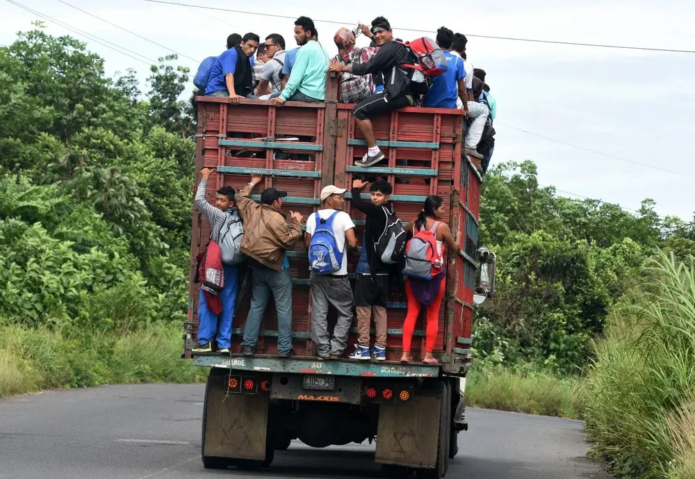 Al menos 50.000 personas perdieron la vida cuando intentaban emigrar hacia otros países desde 2014, según un informe estadístico de la Organización Internacional para las Migraciones (OIM) que solo tiene en cuenta las muertes documentadas. El documento precisa que más de la mitad de los fallecimientos tuvieron como escenario u objetivo de viaje algún país europeo, al punto que no menos de 25.104 migrantes murieron ahogados en el mar Mediterráneo, rutas que, además, registran 16.032 desaparecidos, ya que sus cuerpos no pudieron ser rescatados. El trabajo, difundido en la ciudad suiza de Ginebra, señala que África es la segunda región con más muertes, con 9.000 decesos, cifra que los expertos asumen como una pequeña proporción del total debido a la falta de registros; mientras que América figuran en tercer lugar, según los datos recogidos por las agencias internacionales de noticias. Con relación a la situación en América del Norte y Central, el informe puntualiza que se registraron casi 7.000 fallecimientos, 4.700 de ellos en las rutas que llevan hacia Estados Unidos, y que solo en cruce fronterizo entre México y Estados Unidos se contabilizaron 4.000 muertes desde 2014 a la actualidad. Con respecto a Asia, el trabajo documentó 6.200 muertes en todo el continente, entre ellos 717 menores, una proporción más alta que en cualquier otra región del mundo. Del total de esas muertes, 436 fueron refugiados rohingya, una minoría musulmana que es víctima de la violencia institucional en Myanmar, la ex Birmania. El informe también indica que en Asia occidental, se perdieron al menos 1.315 vidas en las rutas migratorias, muchas de las cuales ocurren en países con conflictos en curso que hacen que la documentación de los migrantes desaparecidos sea extremadamente difícil. El relevamiento precisa que al menos 522 personas que llegaron desde el Cuerno de África murieron en Yemen, a menudo debido a la violencia, y que se documentaron las muertes de 264 sirios durante los intentos de cruzar la frontera hacia Turquía. Durante la presentación del informe, Julia Black, una de las autoras, destacó que pese al creciente número de víctimas, tanto los gobiernos de los países de origen como los de tránsito y de destino han tomado escasas medidas para abordar la actual crisis humanitaria de carácter mundial ante la existencia de migrantes desaparecidos. Black, lamentó que, pese a la evidencia de los datos, se ha hecho muy poco para atajar las consecuencias de estas tragedias, por no hablar de prevenirlas. La experta agregó que independientemente de las razones que llevan a las personas a moverse, nadie merece morir en busca de una vida mejor, advirtió. Los expertos de OIM también alertaron sobre “las grandes lagunas a la hora de recabar datos” para “esclarecer el origen del migrante”, ya que en “más de 30.000 casos fue imposible consignar la nacionalidad de la persona muerta”. Cantidad que representa el 60% de las personas que mueren en las rutas migratorias, lo que deja a sus familias sin respuestas sobre el destino final de los cuerpos. Con relación a las nacionalidades, más de 9.000 migrantes muertos corresponden a países africanos, 6.500 a naciones asiáticas y unos 3.000 a personas que eran residentes de América del Sur y Central; al tiempo que, según precisa el estudio, Afganistán, Siria y Myanmar son los principales países emisores.