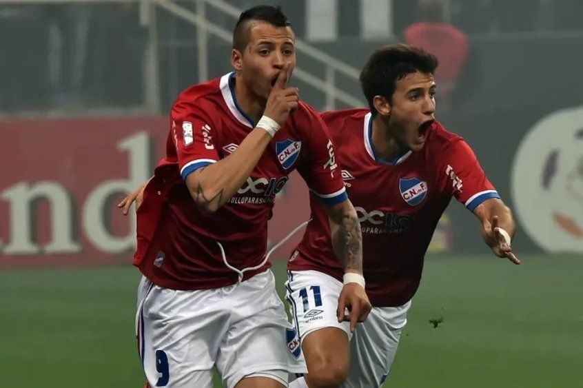 El festejo de Nicolás López y Leandro Barcia en 2016