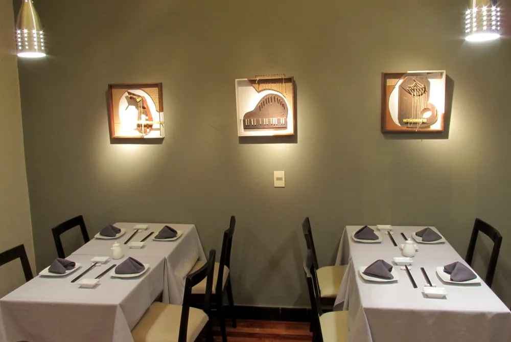 Detalle de las mesas de la planta alta del restaurant