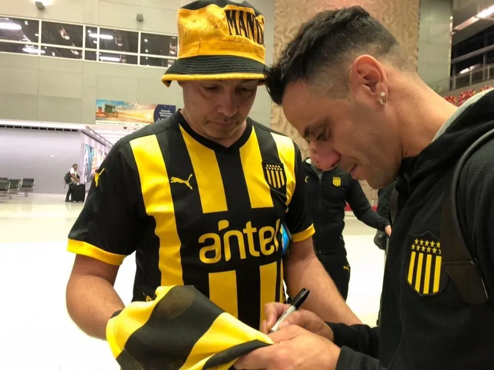 La llegada de Peñarol a Miami donde fue recibido por hinchas