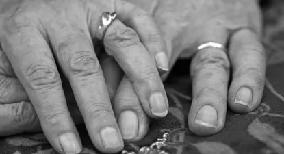 Manos de adultos mayores.