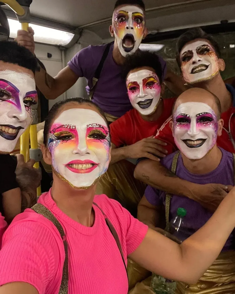 Florencia Infante en el ómnibus de La GRan Muñeca rumbo al Teatro de Verano