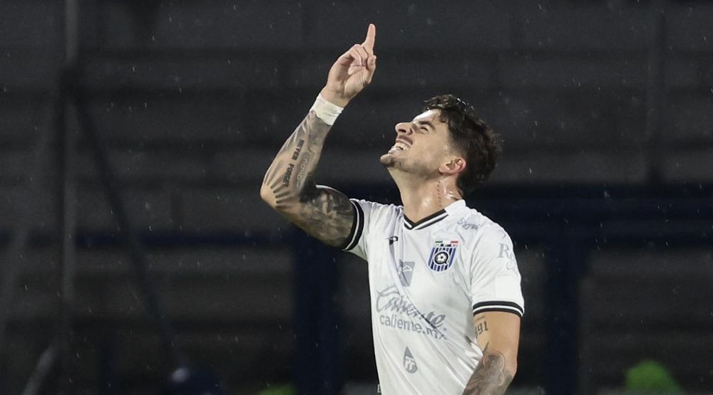 Santiago Damián Homenchenko de Querétaro celebra un gol ante Cruz Azul&nbsp;