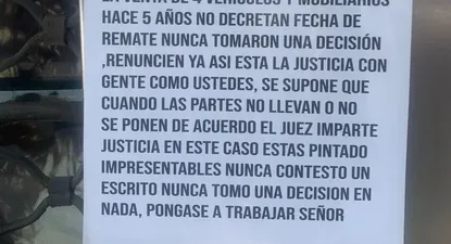 Cartel colocado en los Juzgados de Familia contra el juez y el actuario