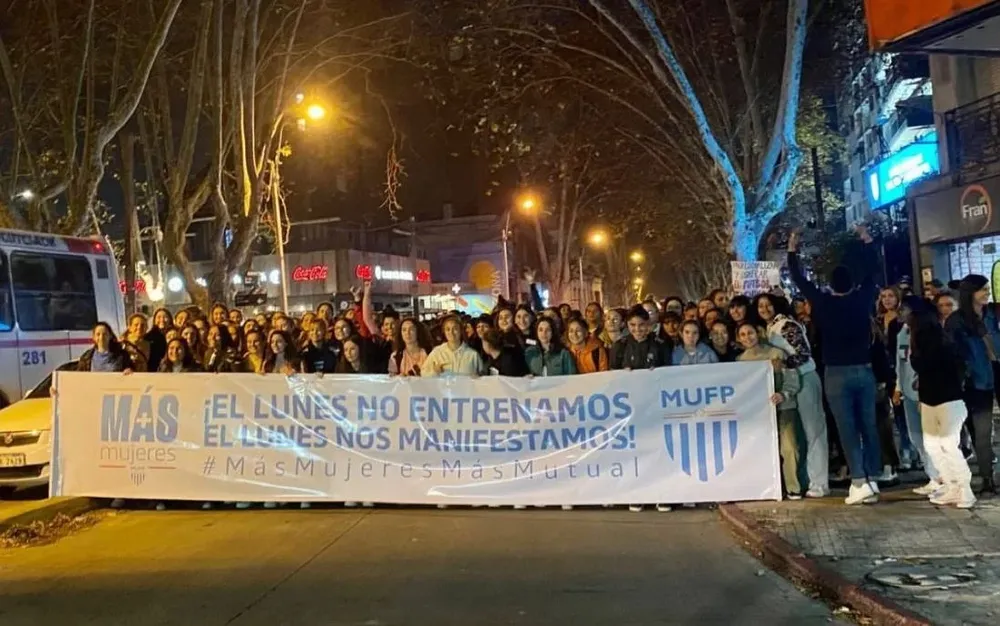 Protesta de las futbolistas frente a la Mutual