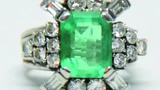 Anillo con esmeraldas y brillantes que será rematado por Ernesto Prilassnig