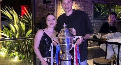 Diego Capdevila, tercer golero, con el trofeo