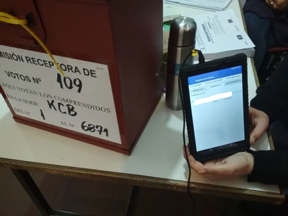 Tablets electrónicas en mesa del Circuito 109 de Paysandú.