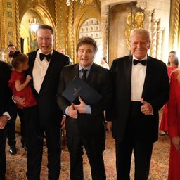 El canciller Gerardo Werthein, el empresario Elon Musk, el presidente argentino Javier Milei, el presidente electo de los Estados Unidos Donald Trump y la secretaria general de la Presidencia Karina Milei