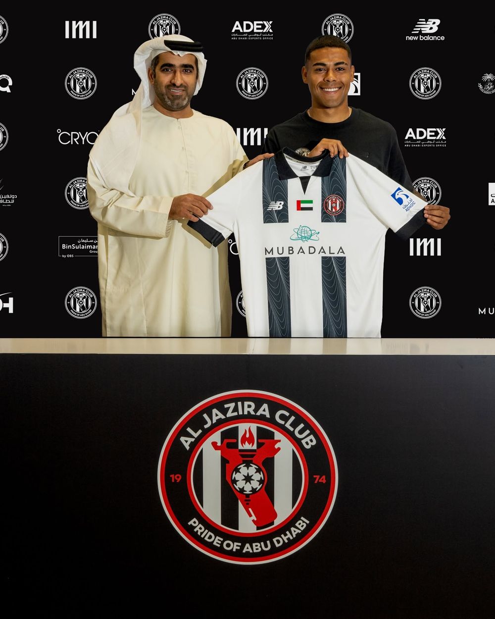 Juan Cruz De los Santos fue presentando en Al Jazira