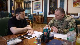 El presidente ucraniano, Volodymyr Zelensky, habla con el jefe del Servicio de Seguridad de Ucrania, Vasyl Maliuk, tras la operación contra las bases aéreas rusas.
