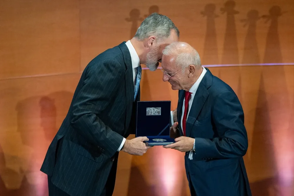 El Rey Felipe VI (i) entrega el VIII Premio Reino de España a la Trayectoria Empresarial (Iese) al presidente y fundador de Mango, Isak Andic