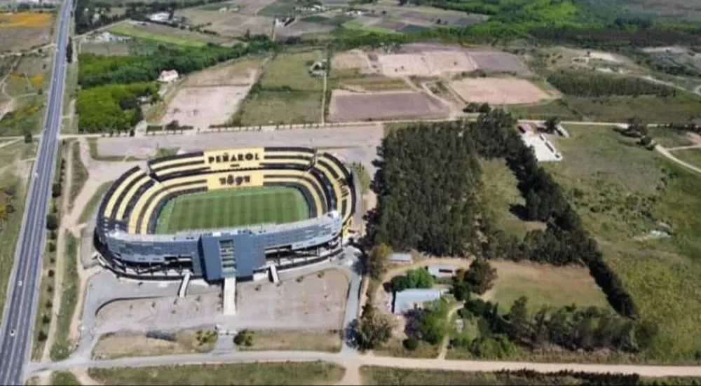 Las obras en las canchas de la Ciudad Deportiva de Peñarol detrás del Estadio Campeón del Siglo siguen avanzando