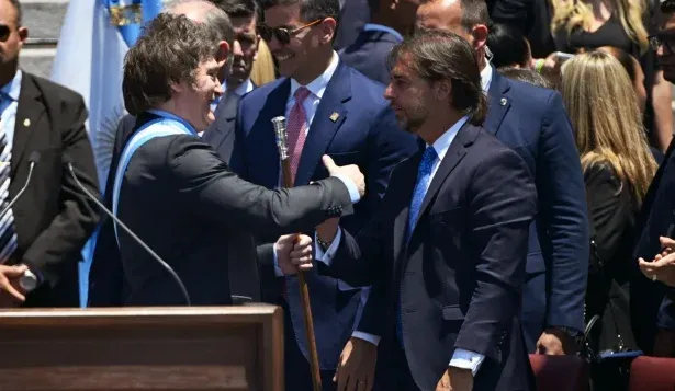 El saludo entre Lacalle Pou y Milei en la asunción del nuevo presidente argentino