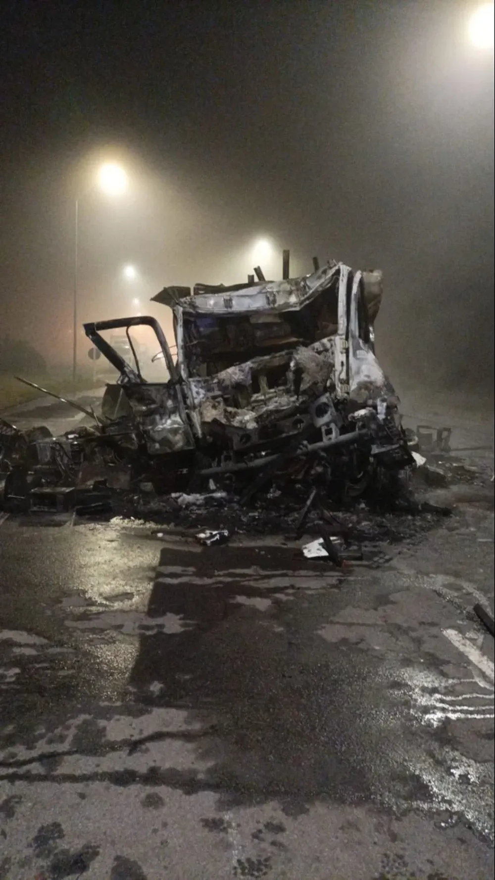 Imagen del camión que se prendió fuego tras un choque en ruta 3