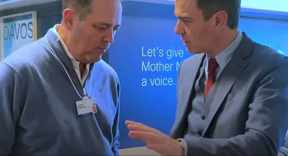 Pedro Sánchez con Chuck Robbins, CEO de Cisco, en el Foro de Davos.