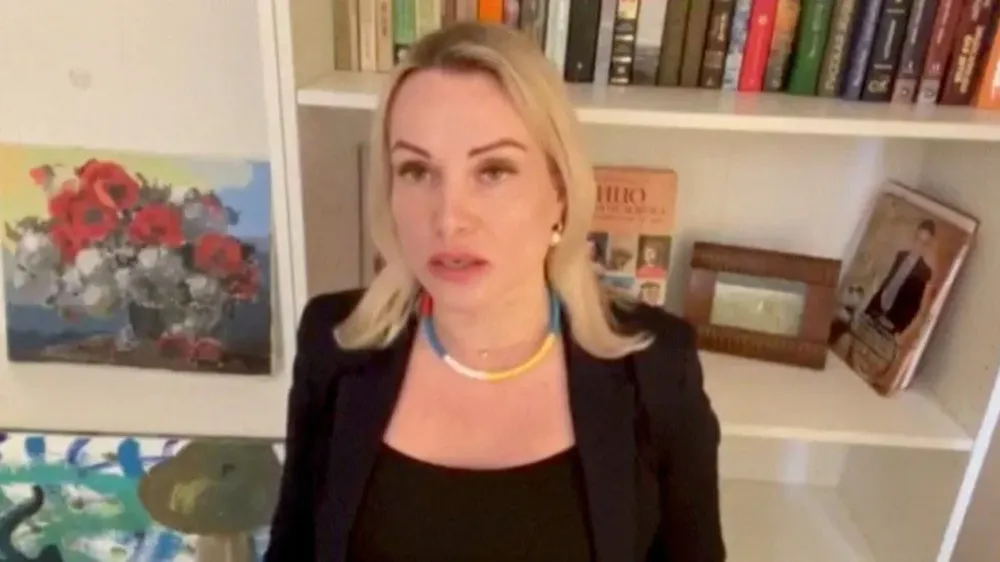 La periodista Marina Ovsyannikova es editora de Canal 1 y antes de ser detenida grabó un video para redes.