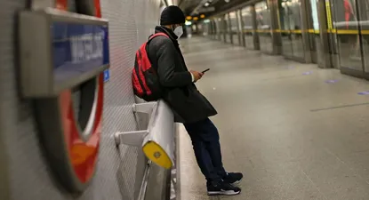 muere por coronavirus una britanica despues de que la escupieran