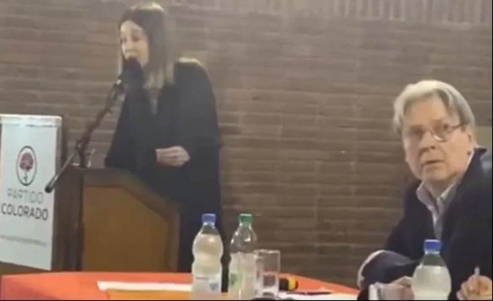Alfonsina Domínguez y el diputado Ope Pasquet durante el discurso de la referente de la juventud del Partido Colorado