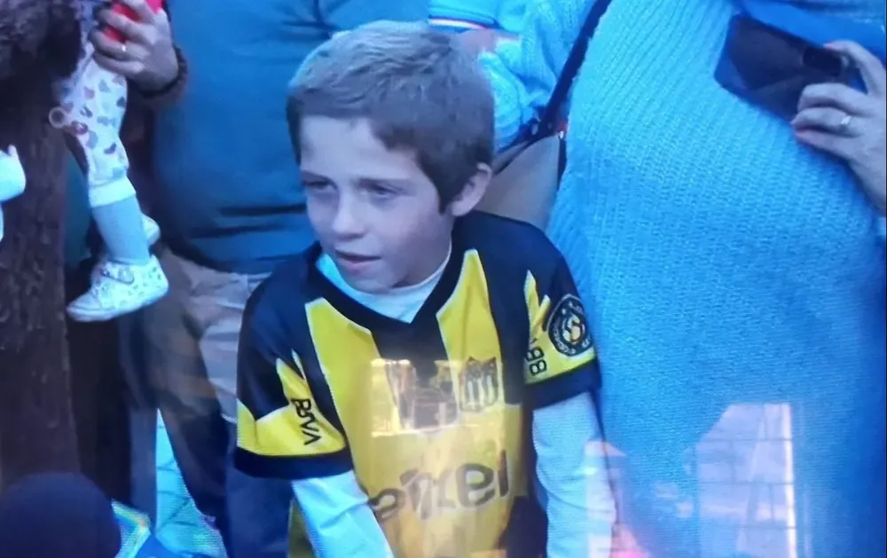 El niño con la camiseta de Peñarol al que saludó Luis Suárez
