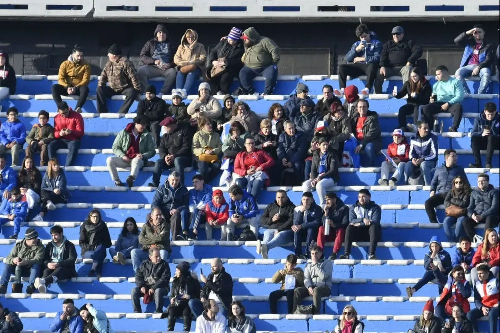Hinchas en el Estadio Centenario