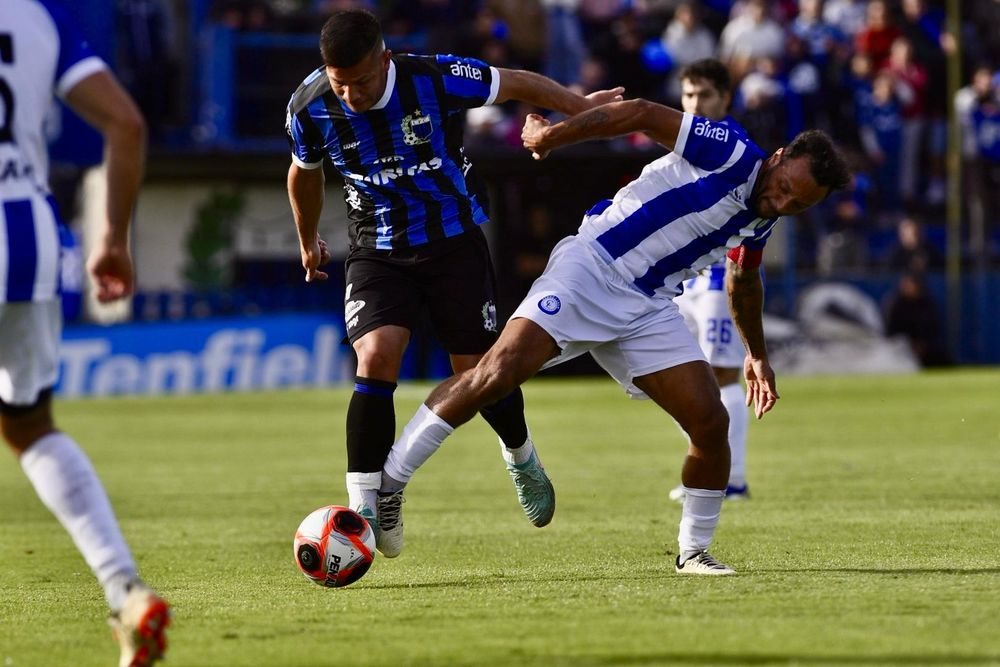 Gonzalo Napoli de Liverpool ante Cerro Largo por el Torneo Apertura