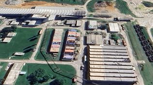 Vista aérea de la planta de Ancap en Paysandú donde están los contenedores con las piezas del horno