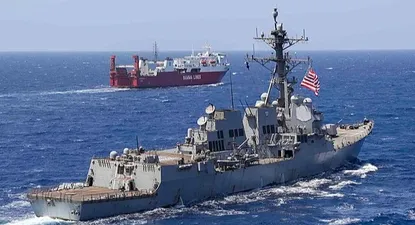 Un destructor de la Marina de Estados Unidos acompaña un buque mercante en el mar Rojo.