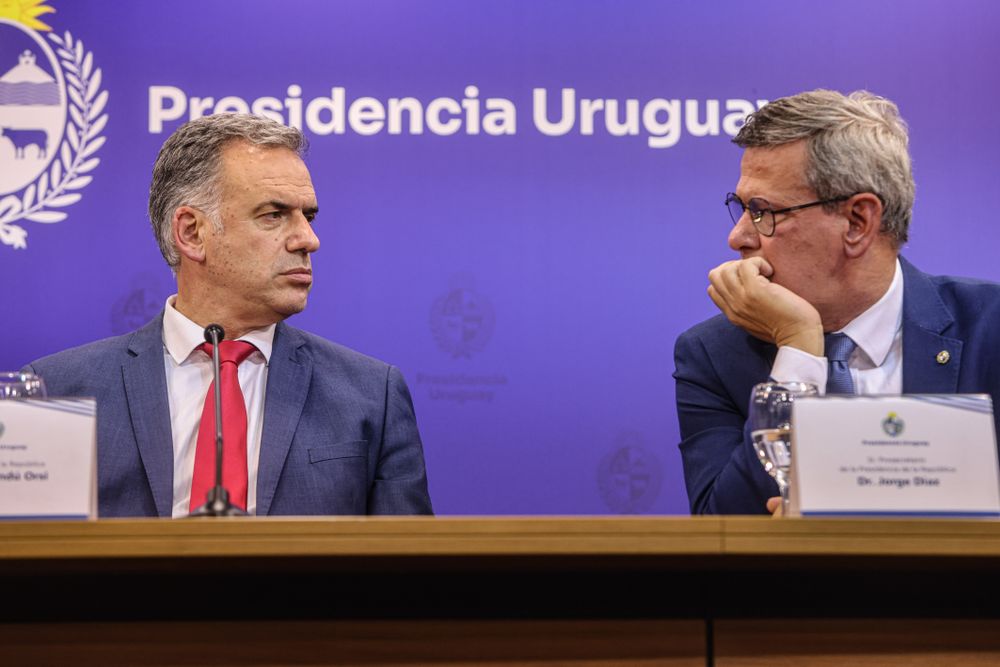 Montevideo, Uruguay 22.10.2025 Gobierno anunció que demandará a Cardama y rescindirá contrato por patrullas oceánicas. Presidente Yamandú Orsi, Pro Secretario Jorge Diaz, Secretario Alejando Sanchez.