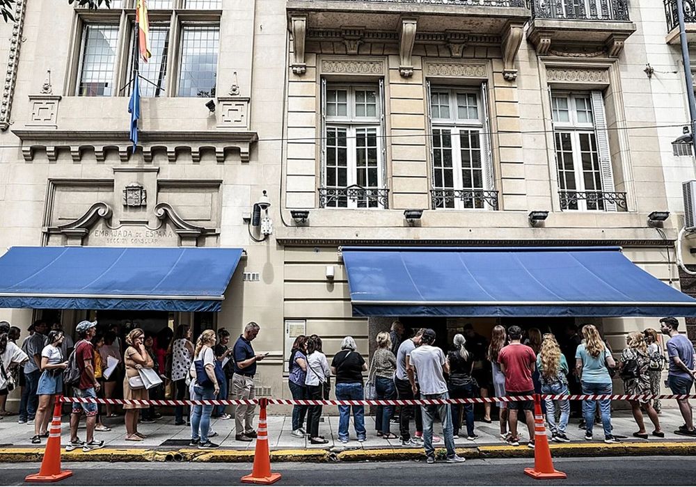 Colas de argentinos, frente al Consulado español en Buenos Aires, en febrero del 2023, para pedir la nacionalidad. (EFE).