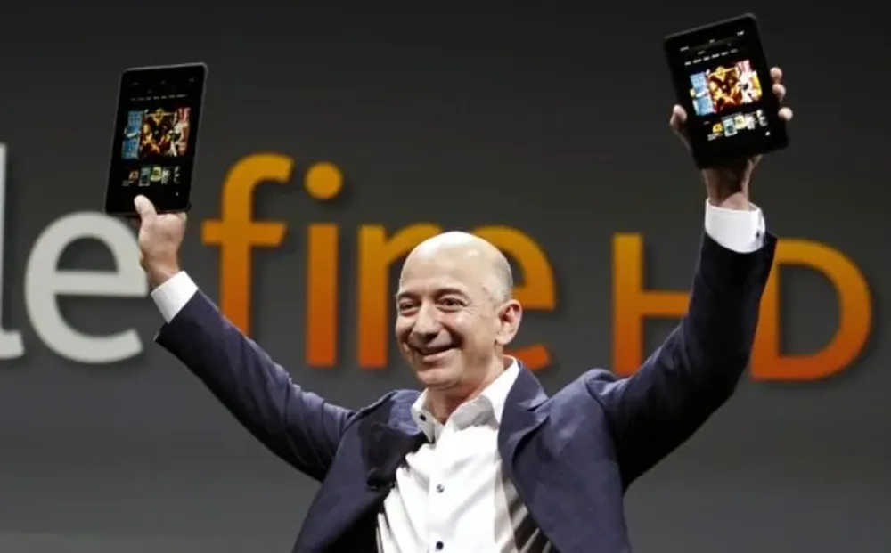 Jeff Bezos, CEO de Amazon, con las dos versiones del Kindle Fire HD durante su presentación. Los anaistas opinan que las nuevas tabletas ayudan a la compañía a ganar terreno en el mundo de la música online
