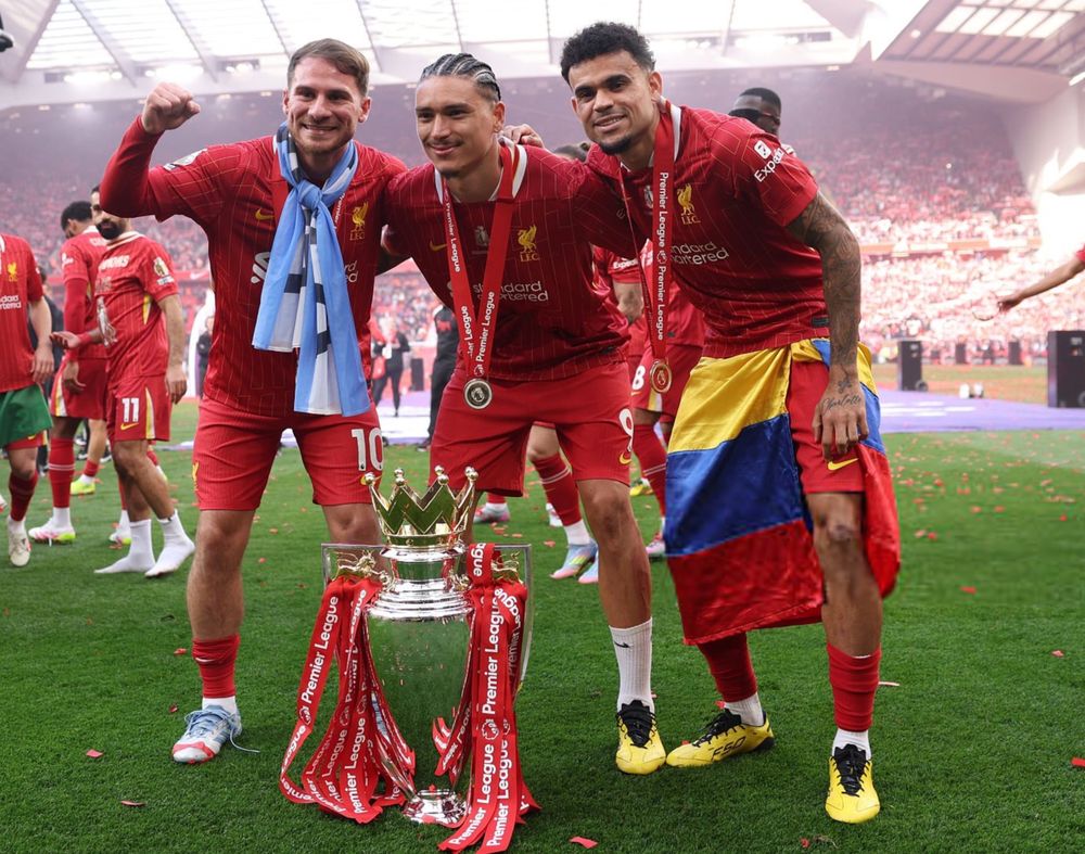 Darwin Núñez junto a Alexis Mac Allister y Luis Díaz con el trofeo de la Premier League que ganaron con Liverpool Darwin Núñez junto a Alexis Mac Allister y Luis Díaz con el trofeo de la Premier League que ganaron con Liverpool
