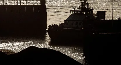 El barco BF Typhoon llega al puerto de Dover cargando migrantes recogidos en el Canal de la Mancha (archivo)