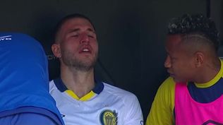 Agustín Módica salió de la cancha con mucho dolor y se refleja en su rostro; el futbolista de Rosario Central sufrió una grave lesión