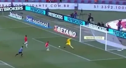 El gol en contra que recibió Internacional de Porto Alegre en el clásico ante Gremio