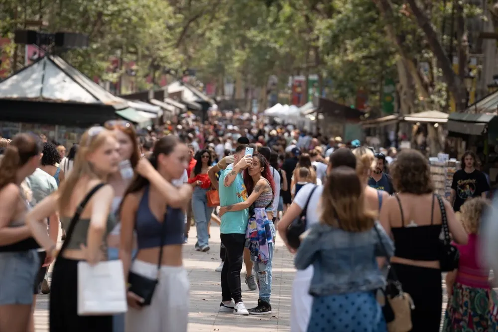 Turista en La Rambla de Barcelona el pasado verano.