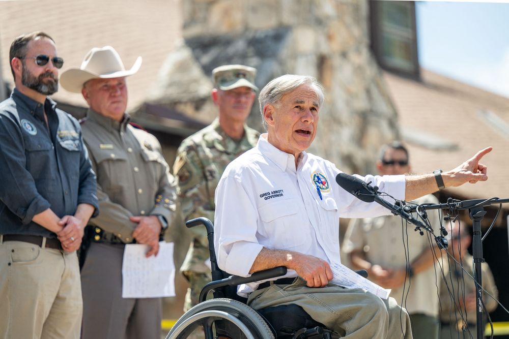 Greg Abbott en una conferencia de prensa tras las inundaciones en Texas